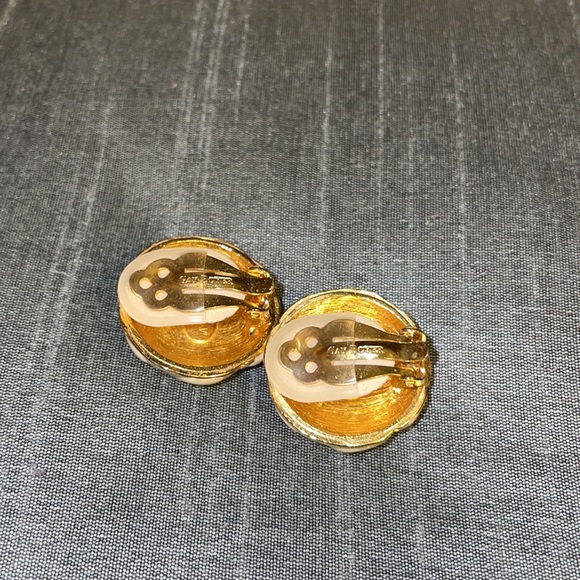 Gay Boyer clip on earrings - Picture 5 of 7